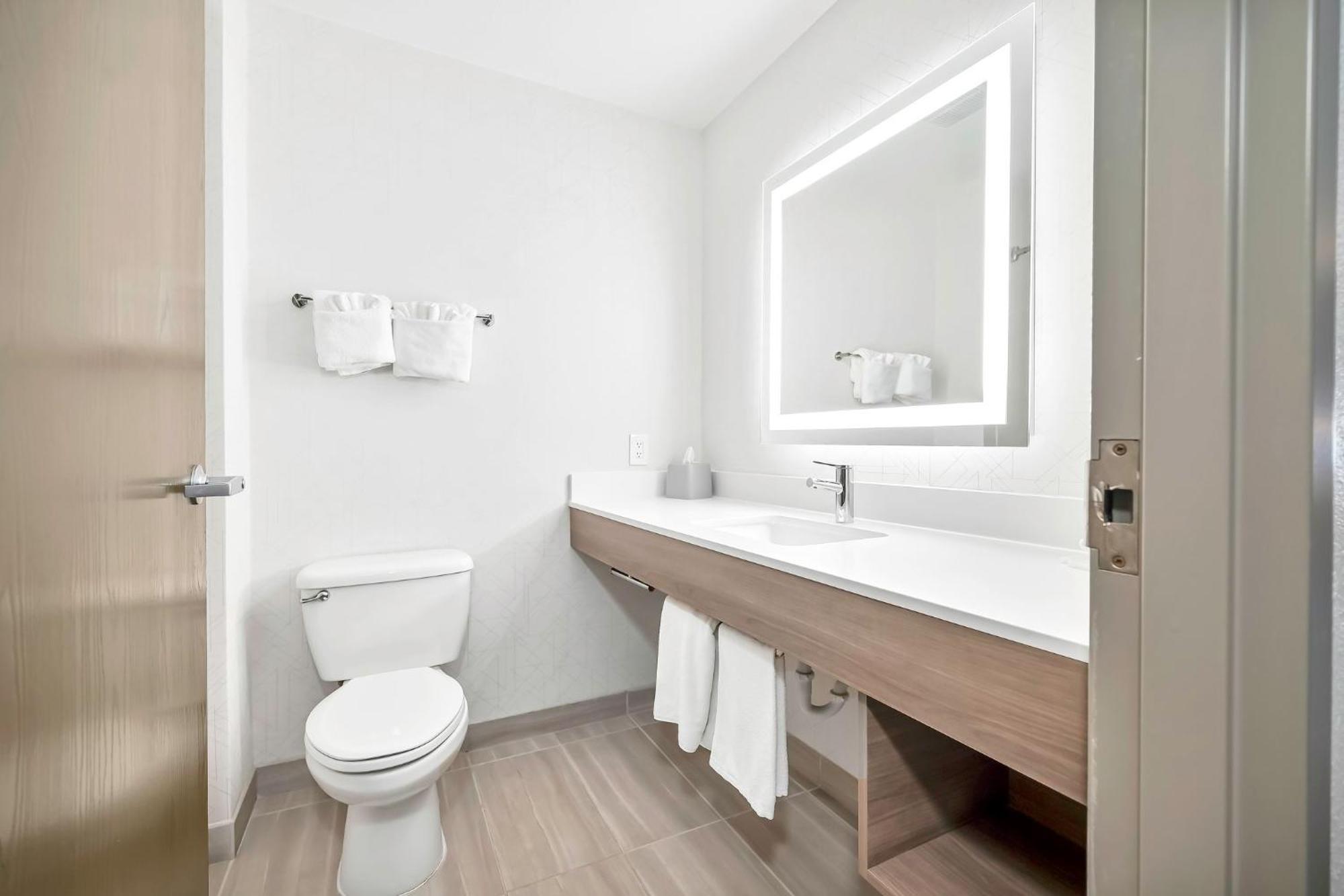Hotel Express By Ihg Palestine